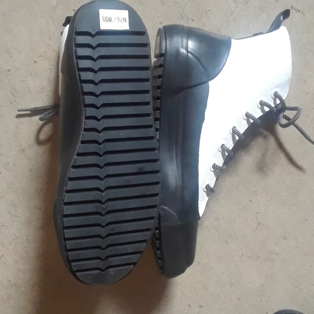 NWOT "Hunter" Men's Sneakers - Picture 2 of 2